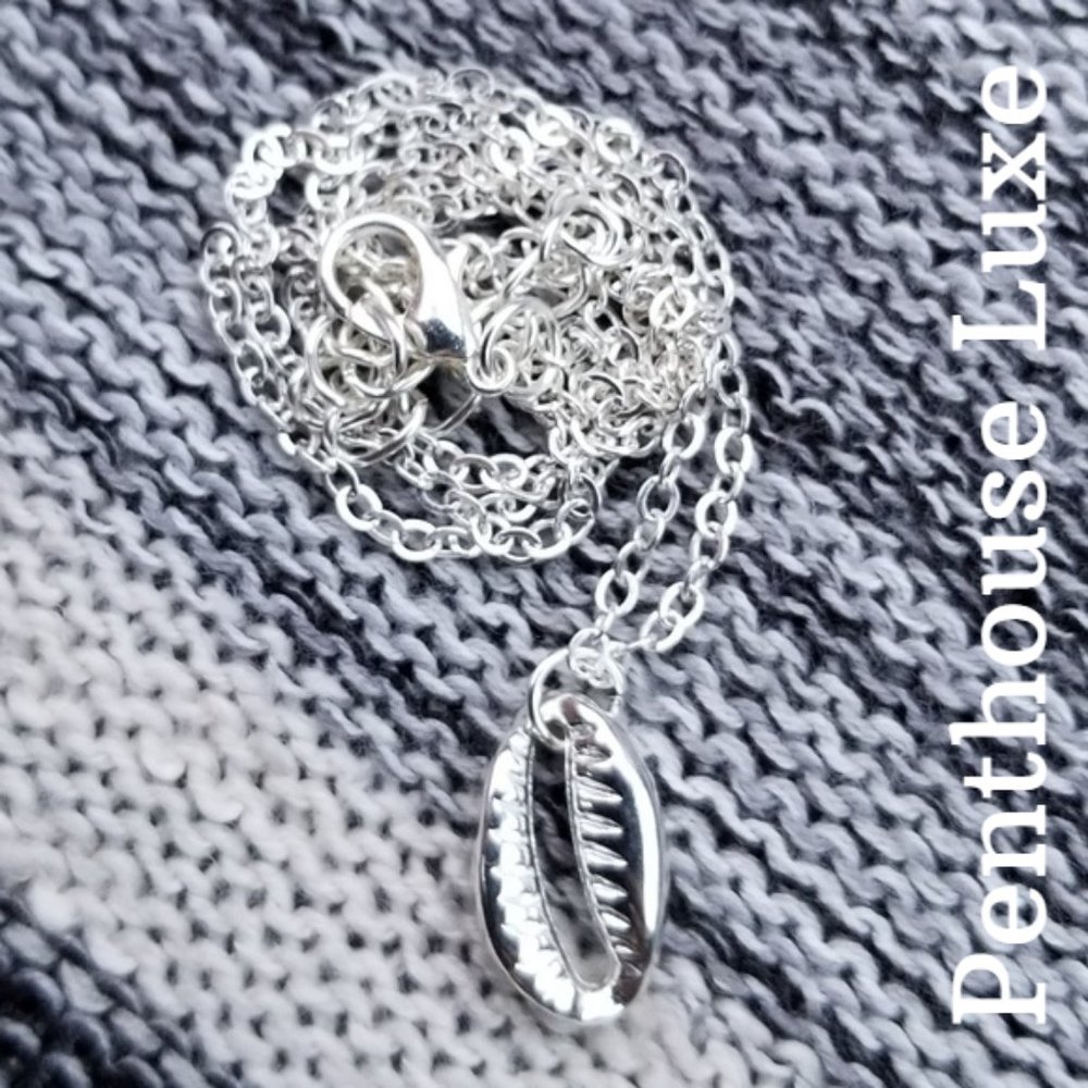 🔥 CLEARANCE! Silver Cowry Shell Pendant Chain Necklace - Picture 4 of 5